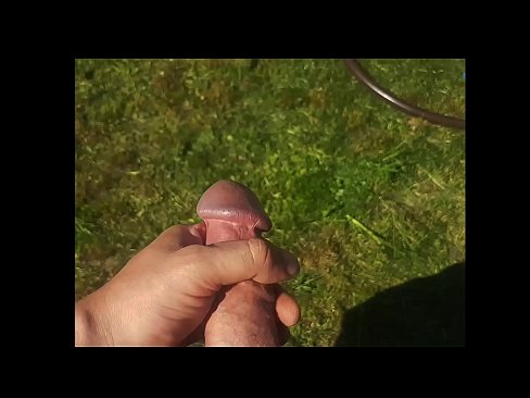 ❤️ Una guapa calenta es folla el seu cony rosa i es corre amb un esquitxat en un jardí d'estiu ️ Porno al ca.pornjk.ru